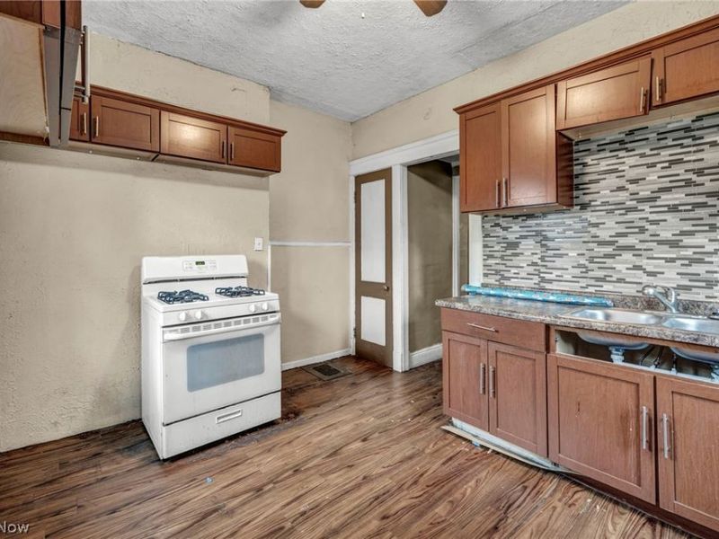 10116 North Boulevard , Cleveland, OH 44108 Photo 22