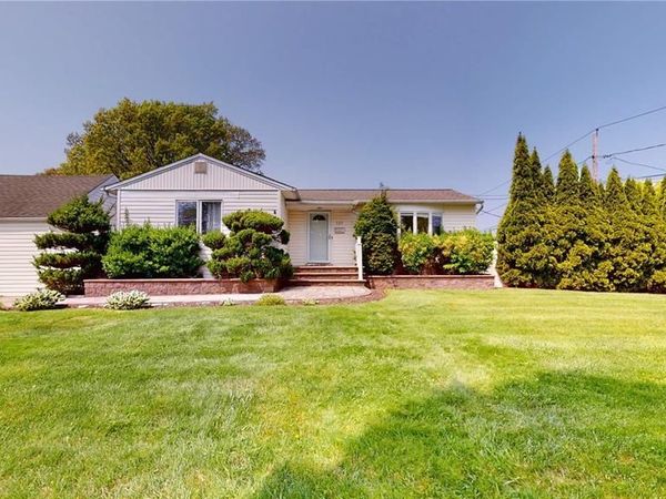 121 Woodward Parkway , Farmingdale, NY 11735