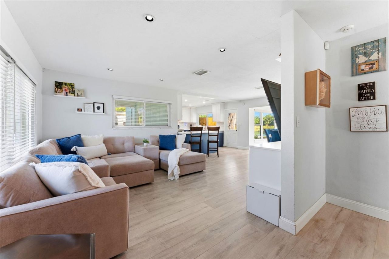 910 Linwood Terrace , Lutz, FL 33549 Photo