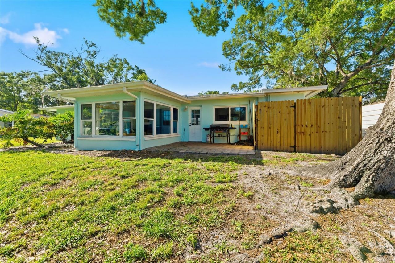 910 Linwood Terrace , Lutz, FL 33549 Photo