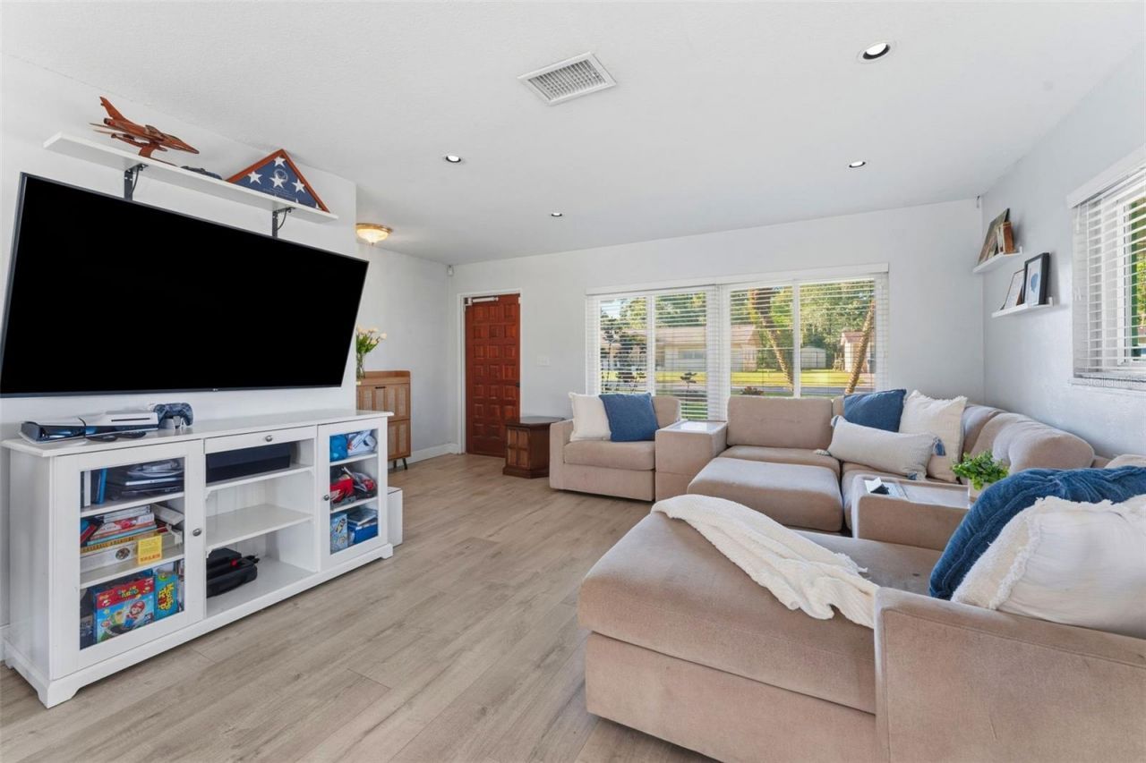 910 Linwood Terrace , Lutz, FL 33549 Photo