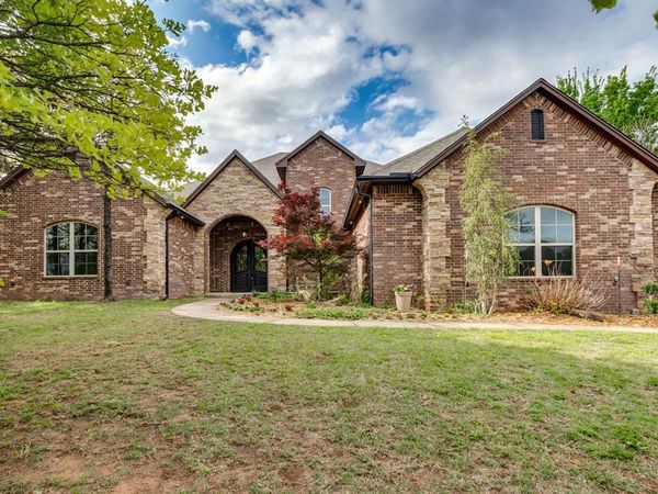 2082 Vaquero Court, Edmond, OK 73034