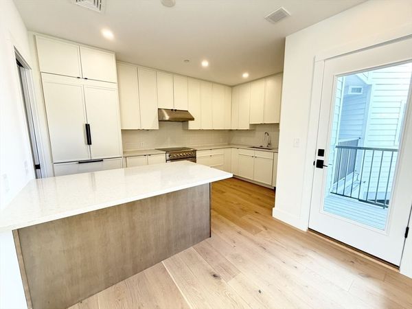 10 Elm Street, Unit 10, Newton, MA 02465