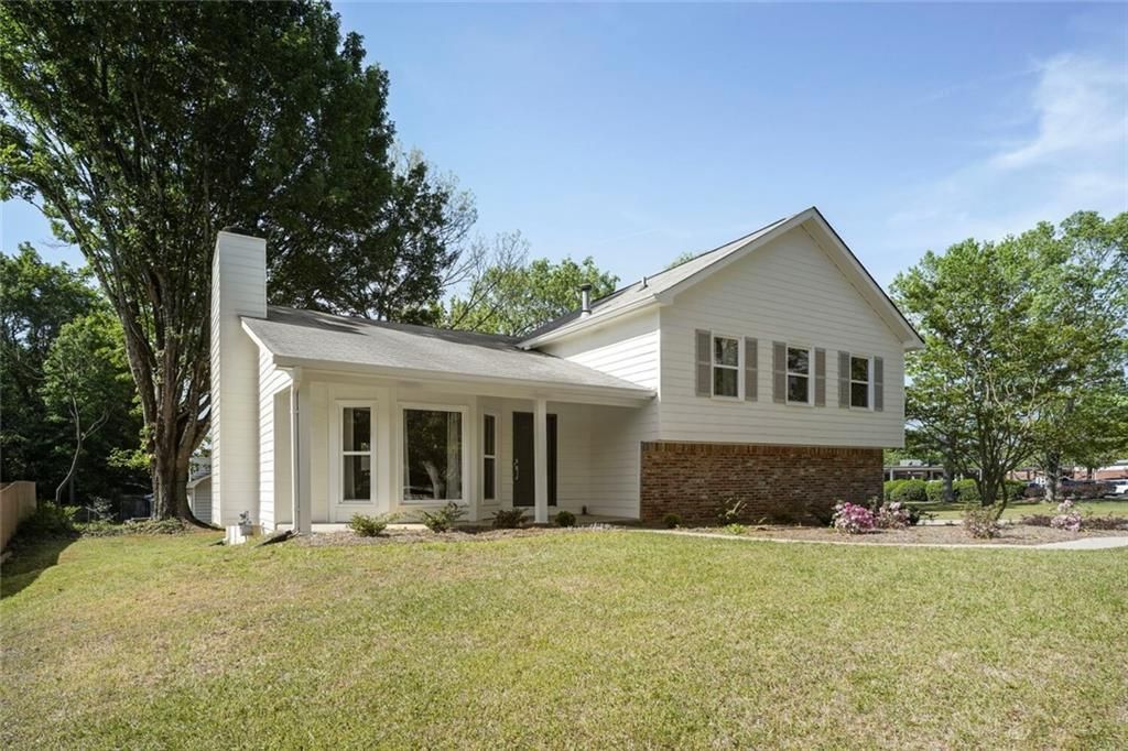 11 Parkmont Drive, Roswell, GA 30076 Main Photo