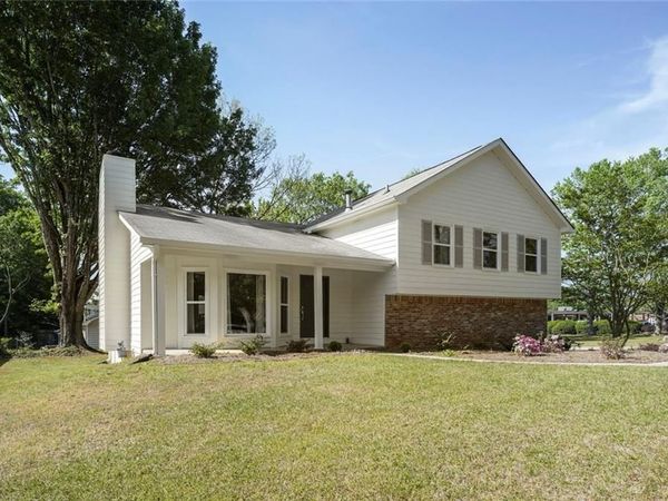 11 Parkmont Drive, Roswell, GA 30076