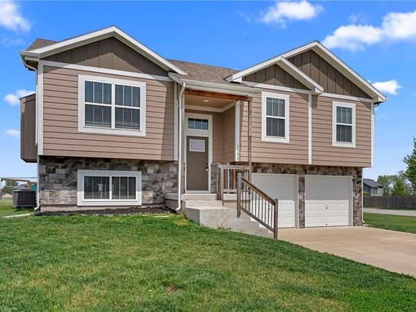 3106 Katy Trail Drive, Harrisonville, MO 64701