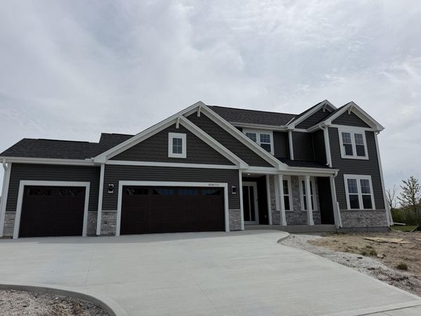 N73W17723 Mineral Dr, Menomonee Falls, WI 53051