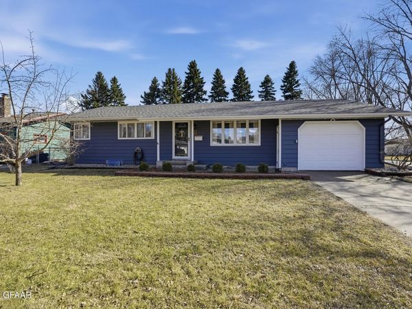 915 28TH Avenue S, Grand Forks, ND 58201