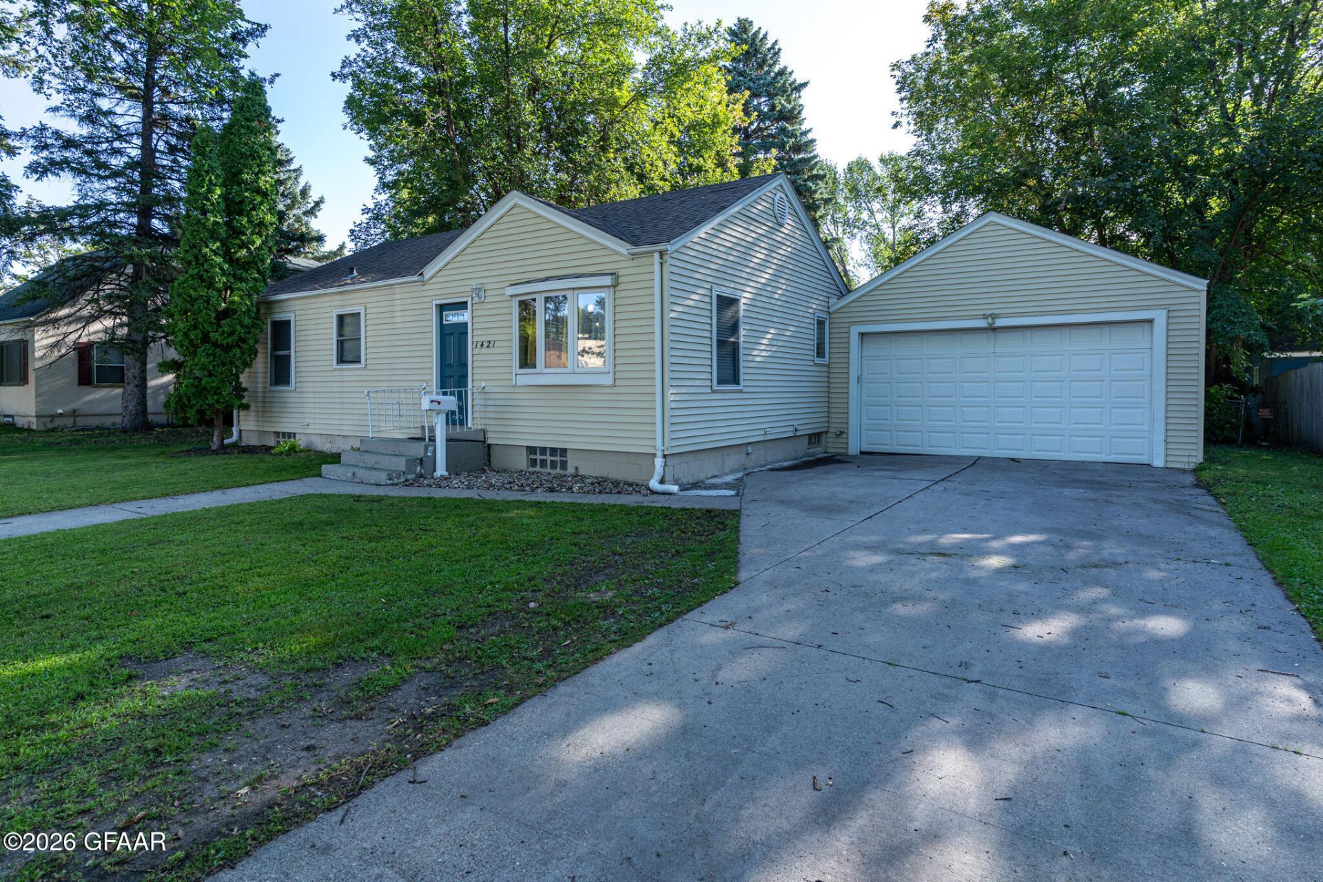 1421 OAK Street  primary photo