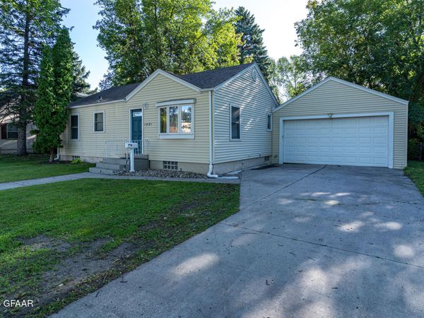 1421 OAK Street , Grand Forks, ND 58201