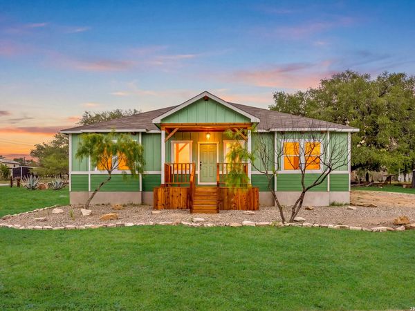 316 Royal Oaks Dr, Somerset, TX 78069