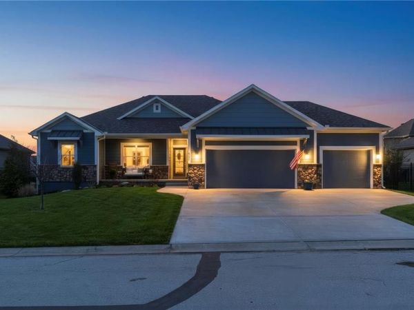 4224 S White Sands Court, Blue Springs, MO 64015