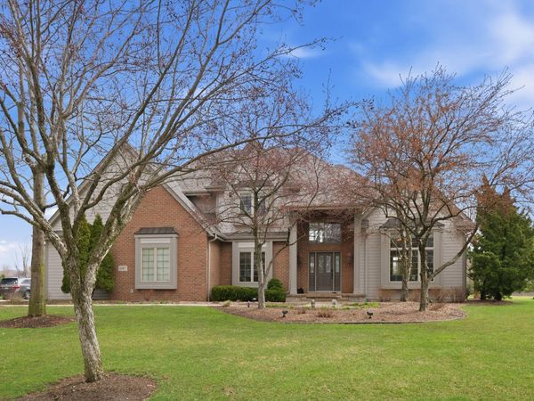 1267 Mary Hill Cir, Hartland, WI 53029