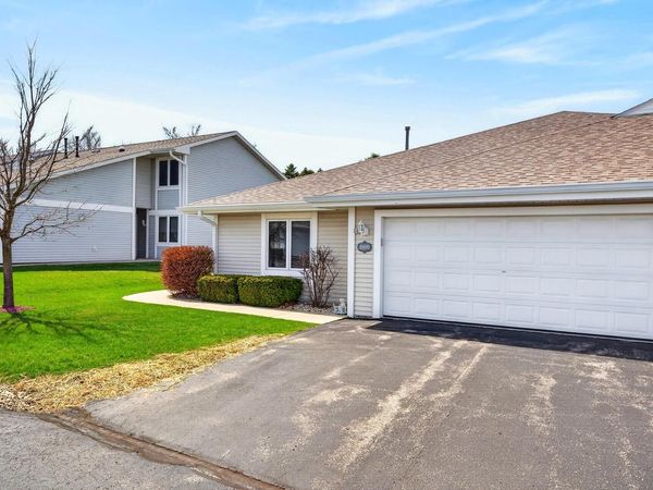 207 Hartford SQUARE, Hartford, WI 53027