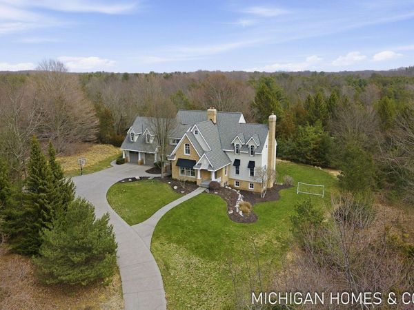 5484 Lakeshore Avenue, Holland, MI 49424