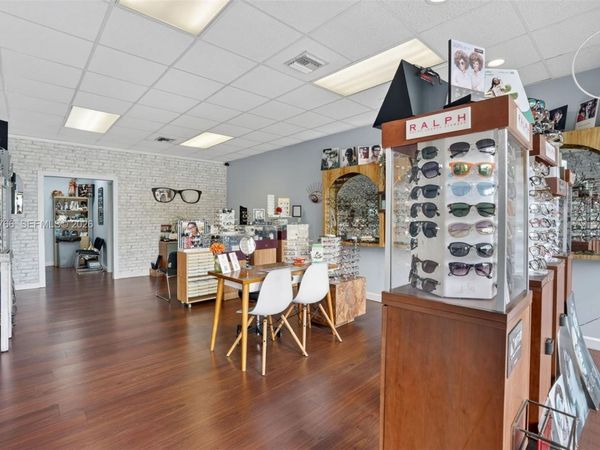 8562 SW 8th St , Miami, FL 33144