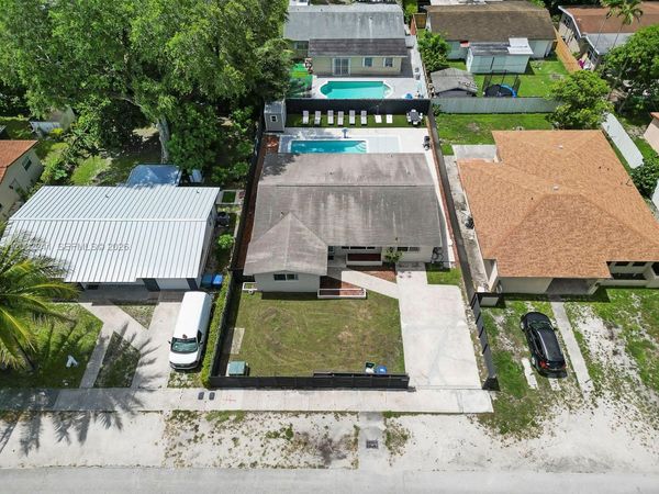 560 NE 161st St, Miami, FL 33162