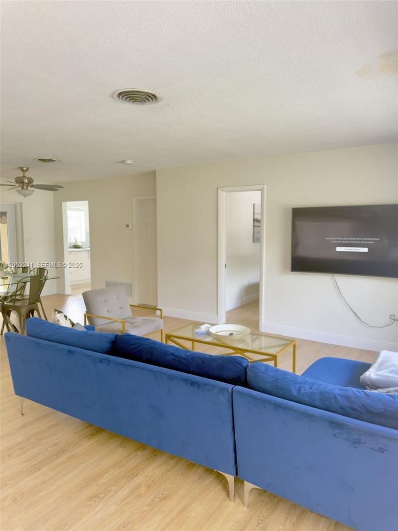 560 NE 161st St, Miami, FL 33162 Photo