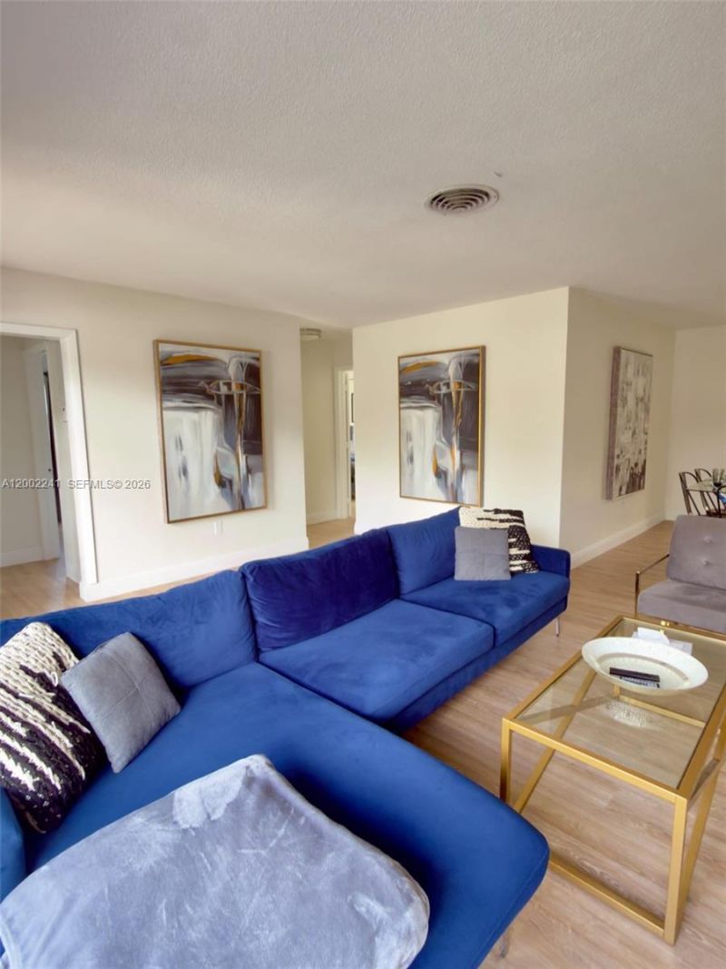 560 NE 161st St, Miami, FL 33162 Photo