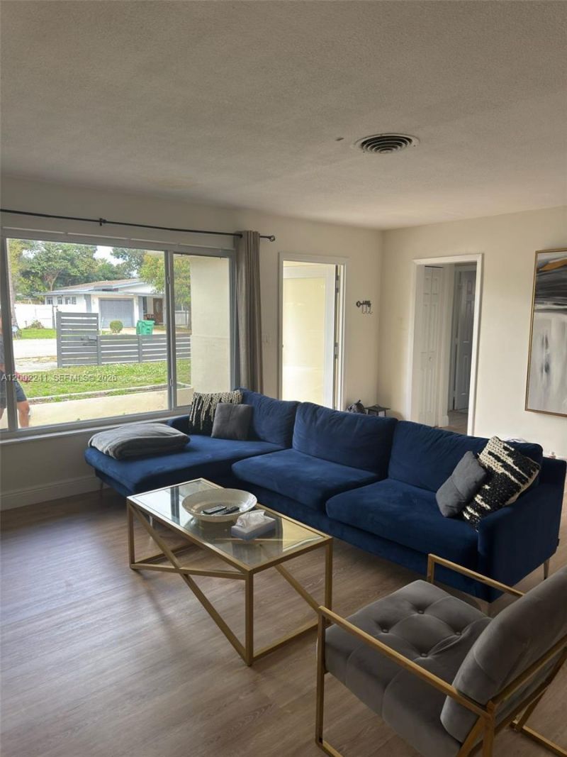 560 NE 161st St, Miami, FL 33162 Photo