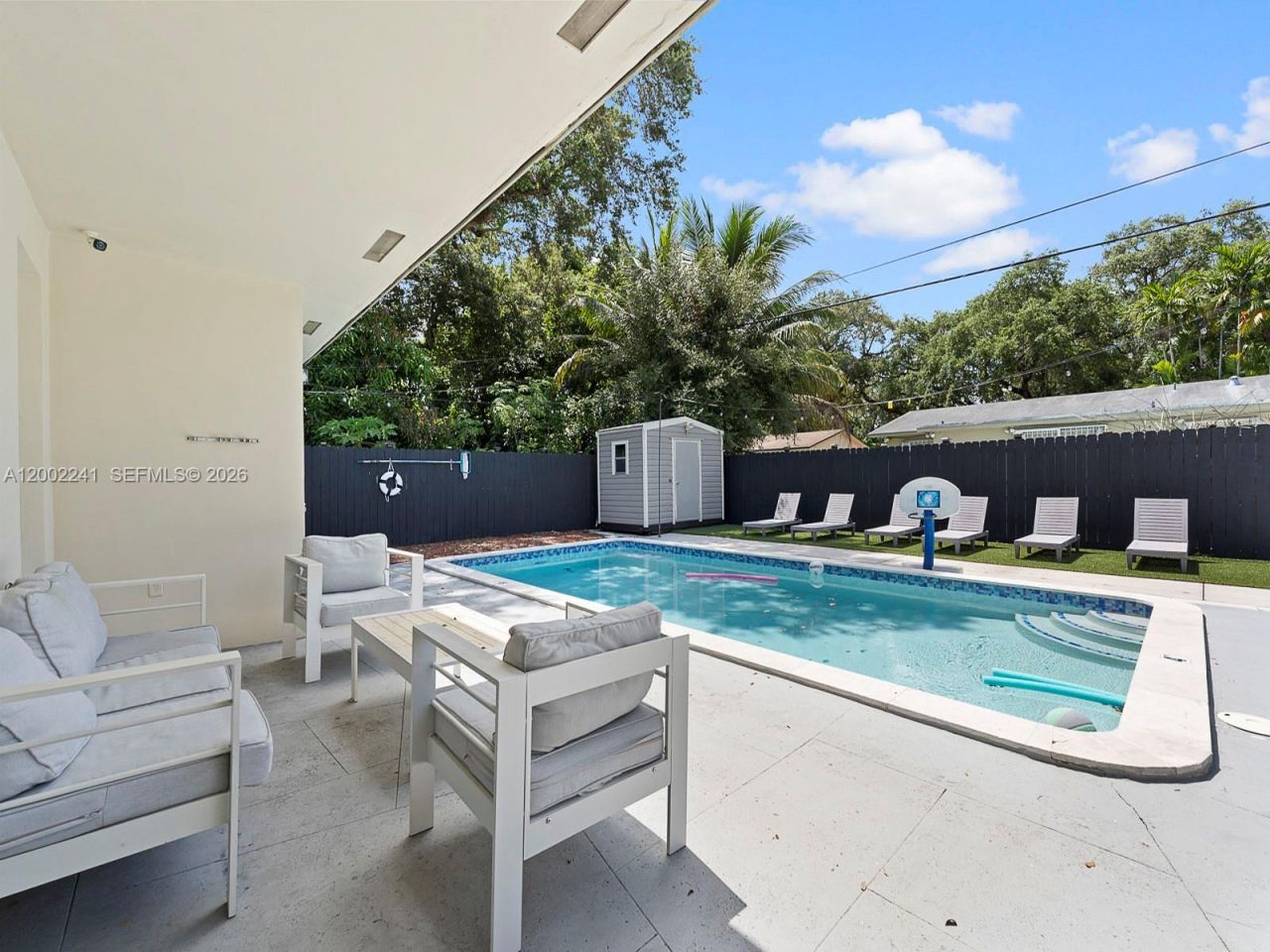 560 NE 161st St, Miami, FL 33162 Photo