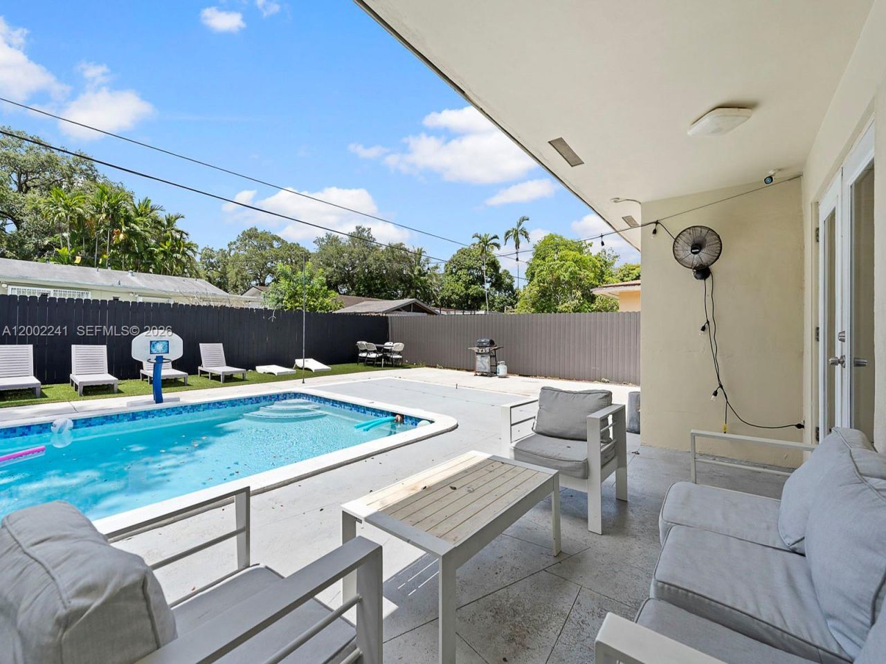 560 NE 161st St, Miami, FL 33162 Photo