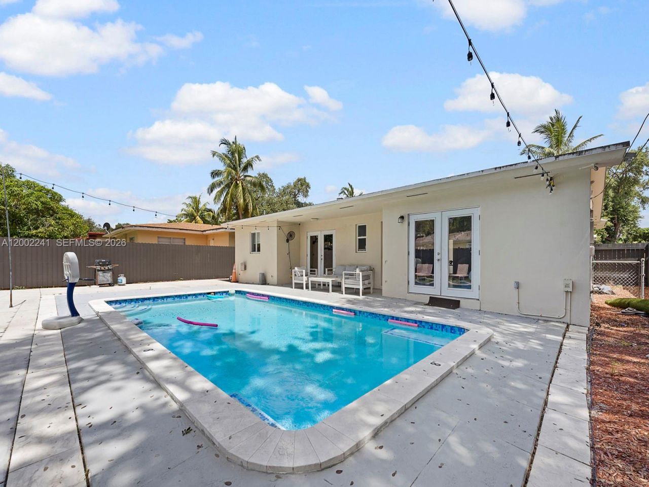 560 NE 161st St, Miami, FL 33162 Photo