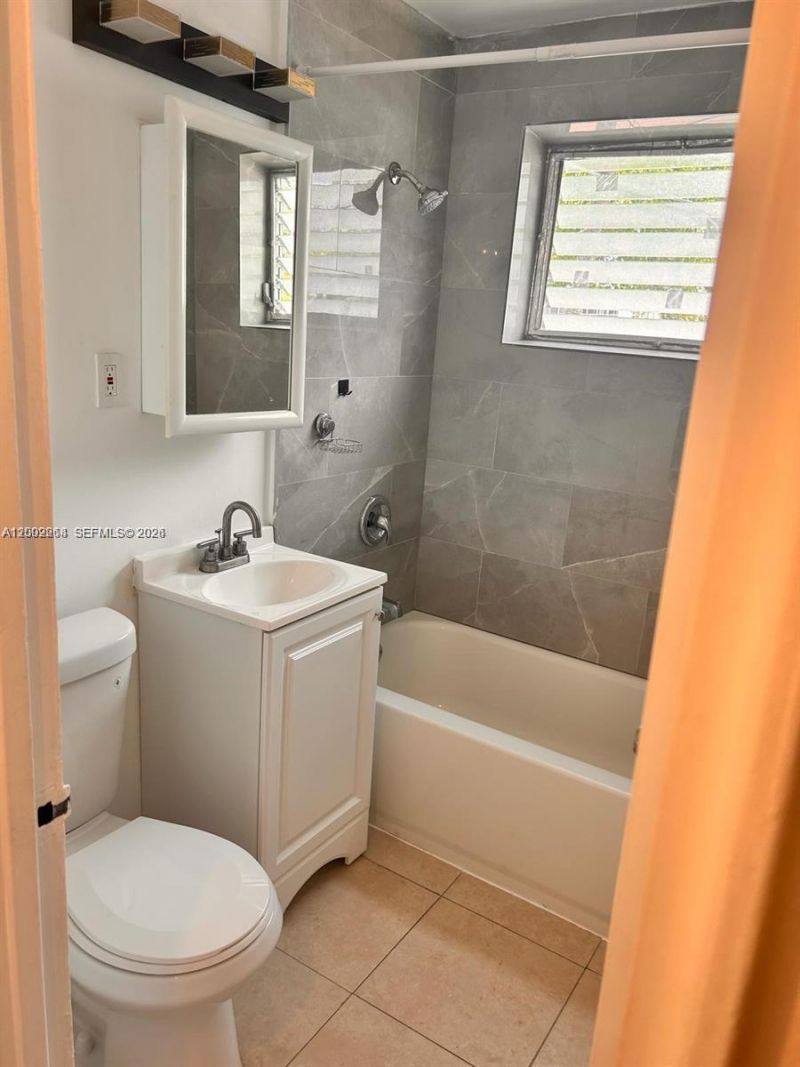 7945 Carlyle Ave , Unit 4, Miami Beach, FL 33141 Photo