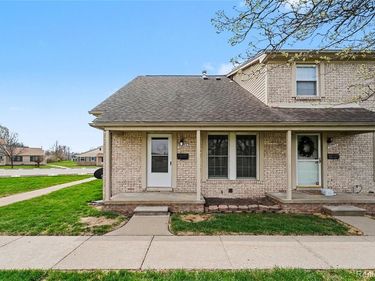 20036 Village Green Court , Brownstown Twp, MI 48183