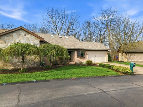 180 Oakview Dr , Hermitage, PA 16148