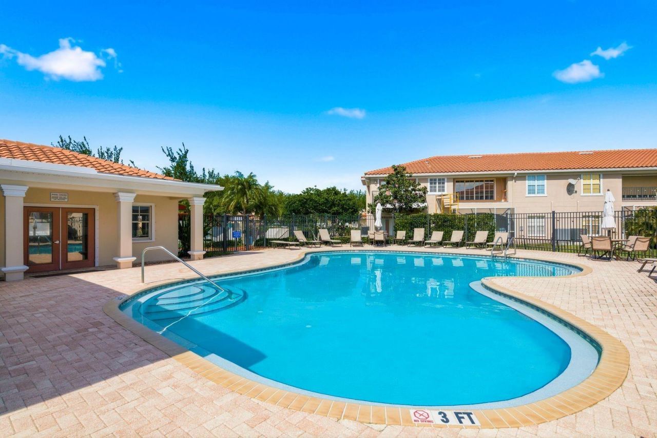 208 Valencia Circle, Saint Petersburg, FL 33716 Photo