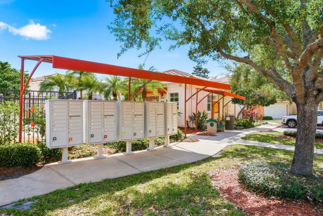 208 Valencia Circle, Saint Petersburg, FL 33716 Photo