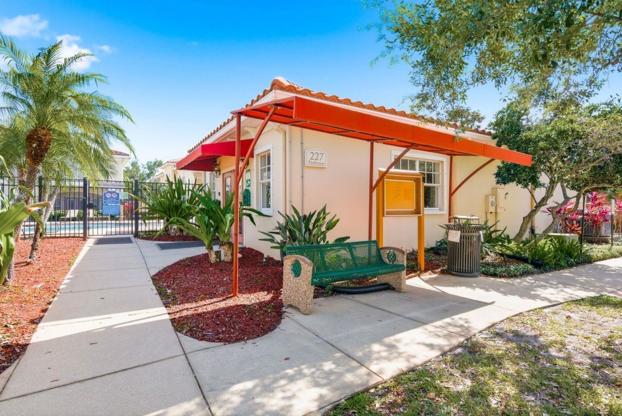 208 Valencia Circle, Saint Petersburg, FL 33716 Photo