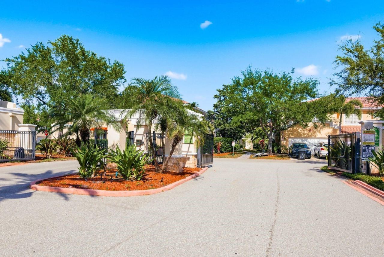 208 Valencia Circle, Saint Petersburg, FL 33716 Photo