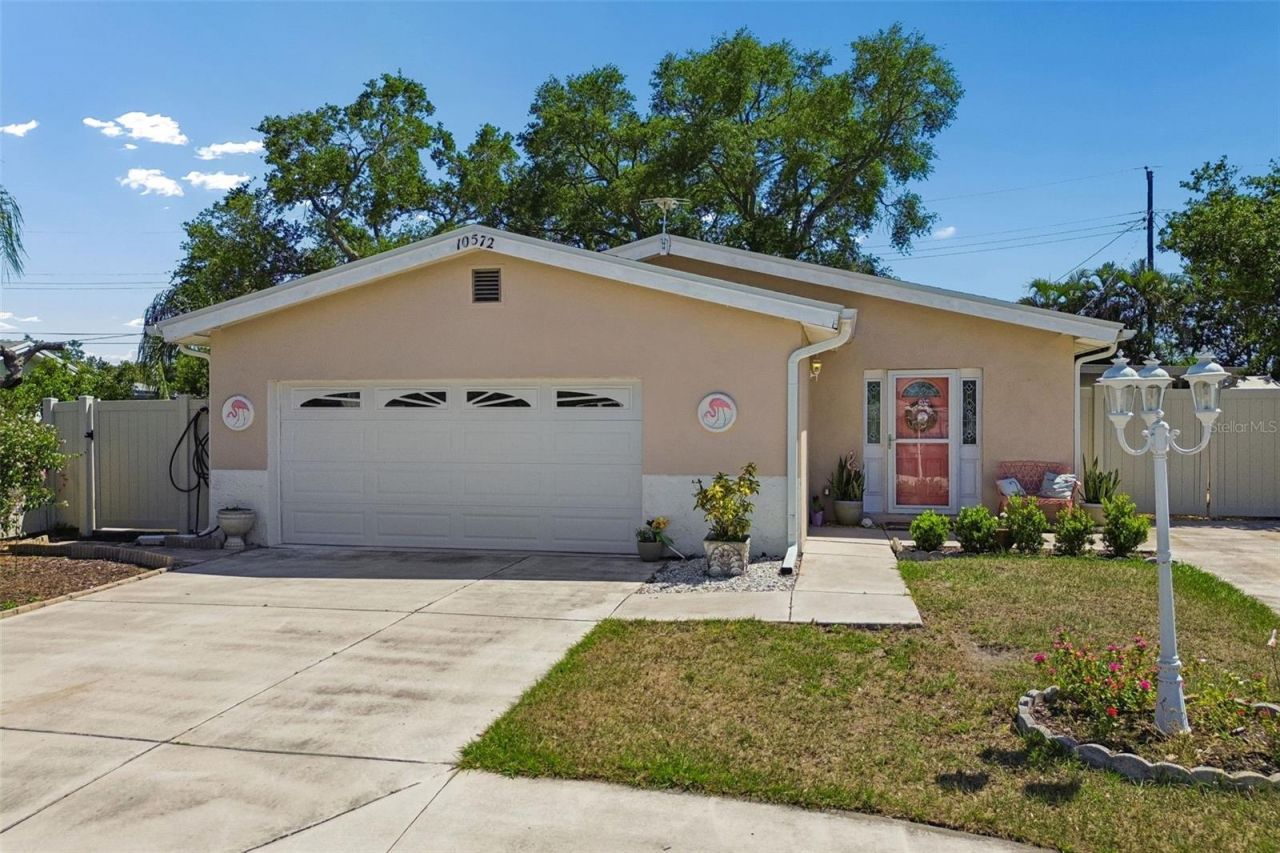 10572 Blossom Lake Drive, Seminole, FL 33772 Main Photo