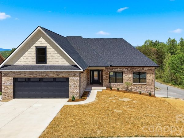 426 Huntington Woods Street SE, Lenoir, NC 28645