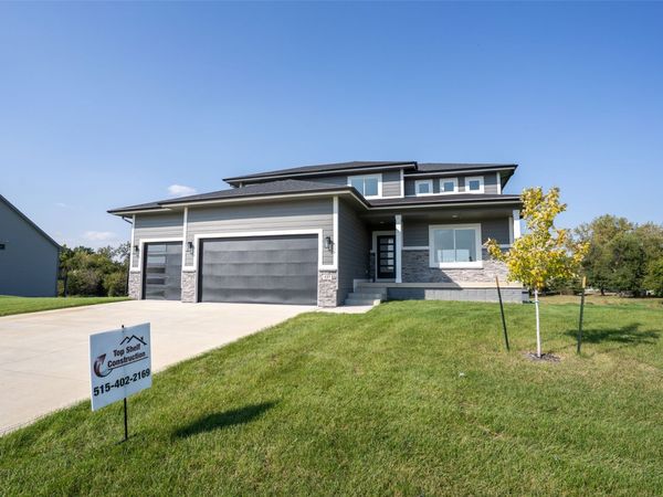 537 SE Walnut Woods Drive, West Des Moines, IA 50265