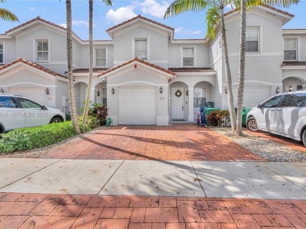 1024 NE 208th St, Miami, FL 33179