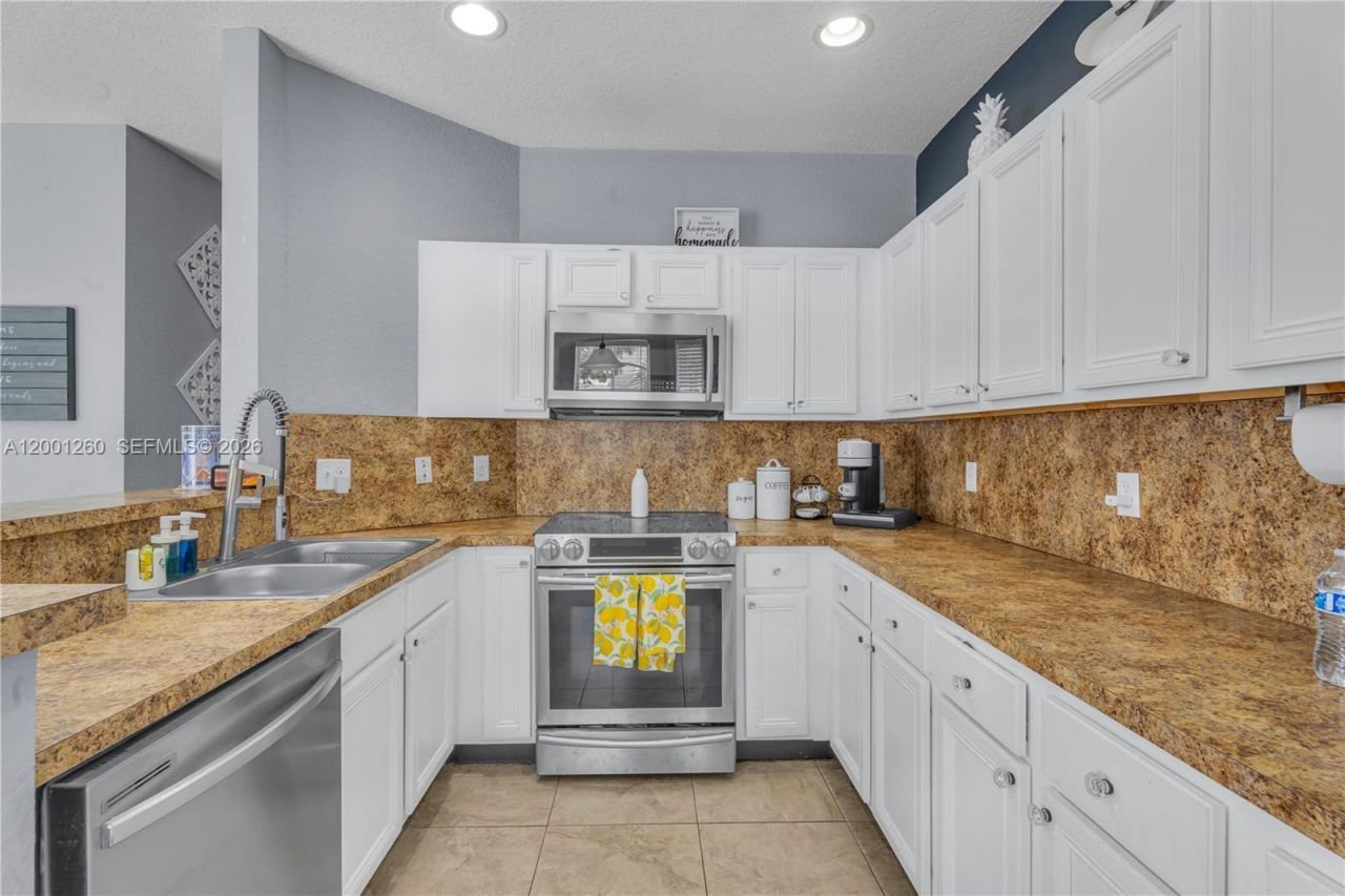 1024 NE 208th St, Miami, FL 33179 Photo