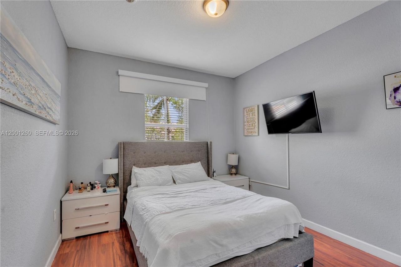 1024 NE 208th St, Miami, FL 33179 Photo