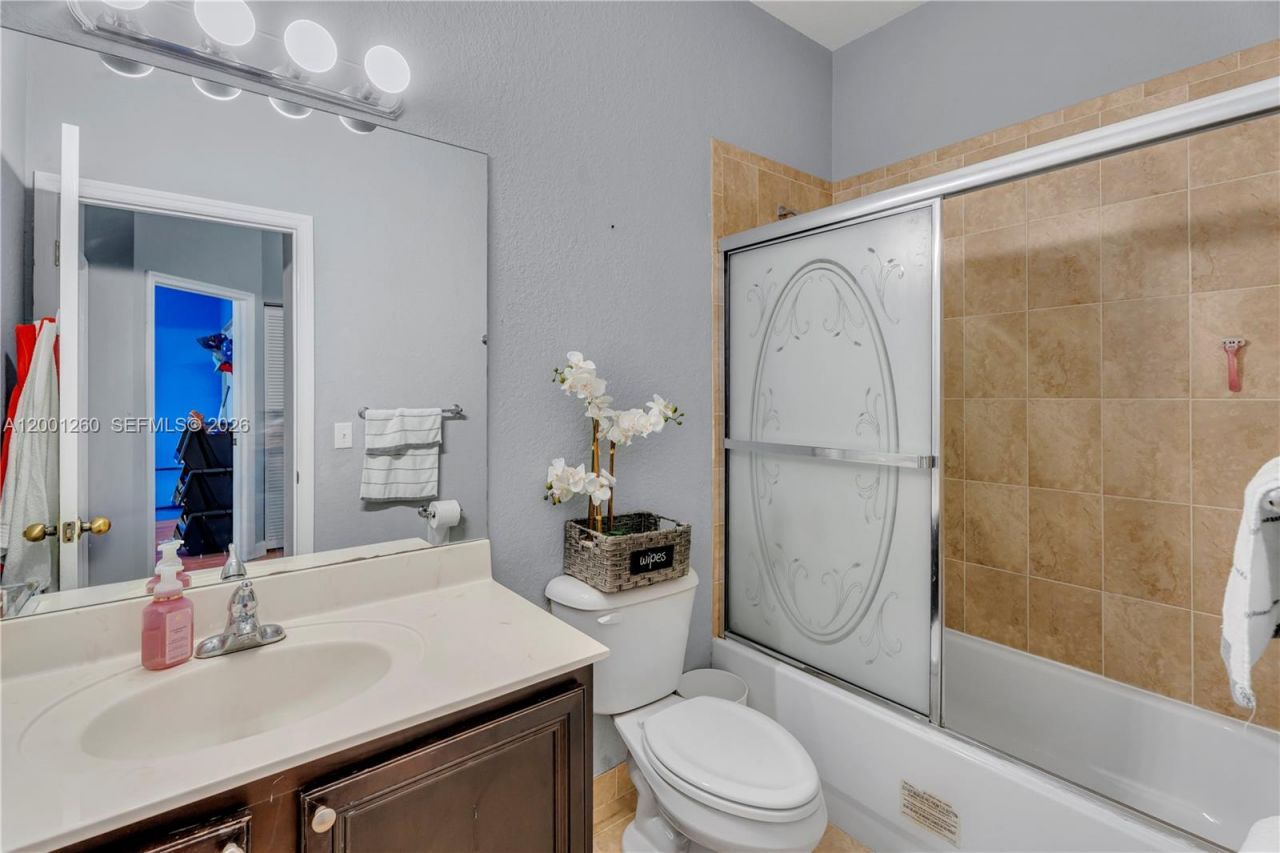 1024 NE 208th St, Miami, FL 33179 Photo