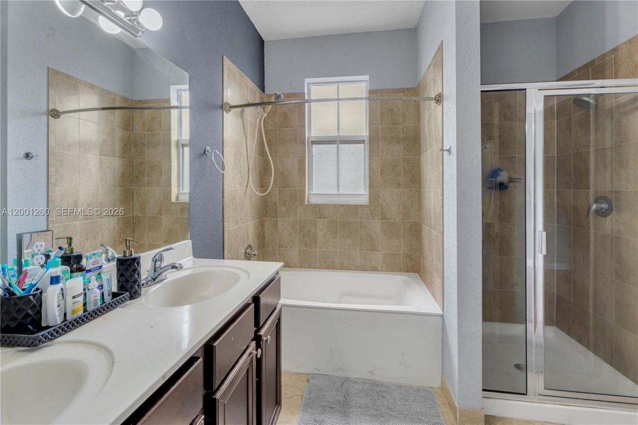 1024 NE 208th St, Miami, FL 33179 Photo