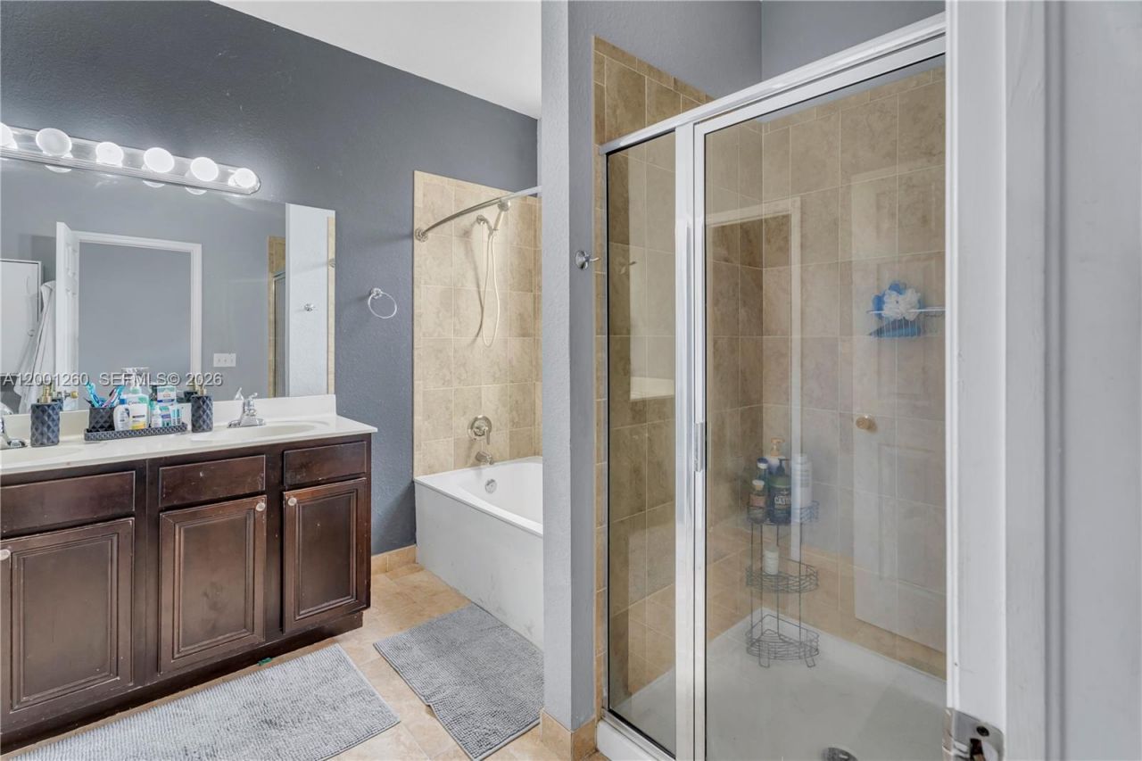 1024 NE 208th St, Miami, FL 33179 Photo