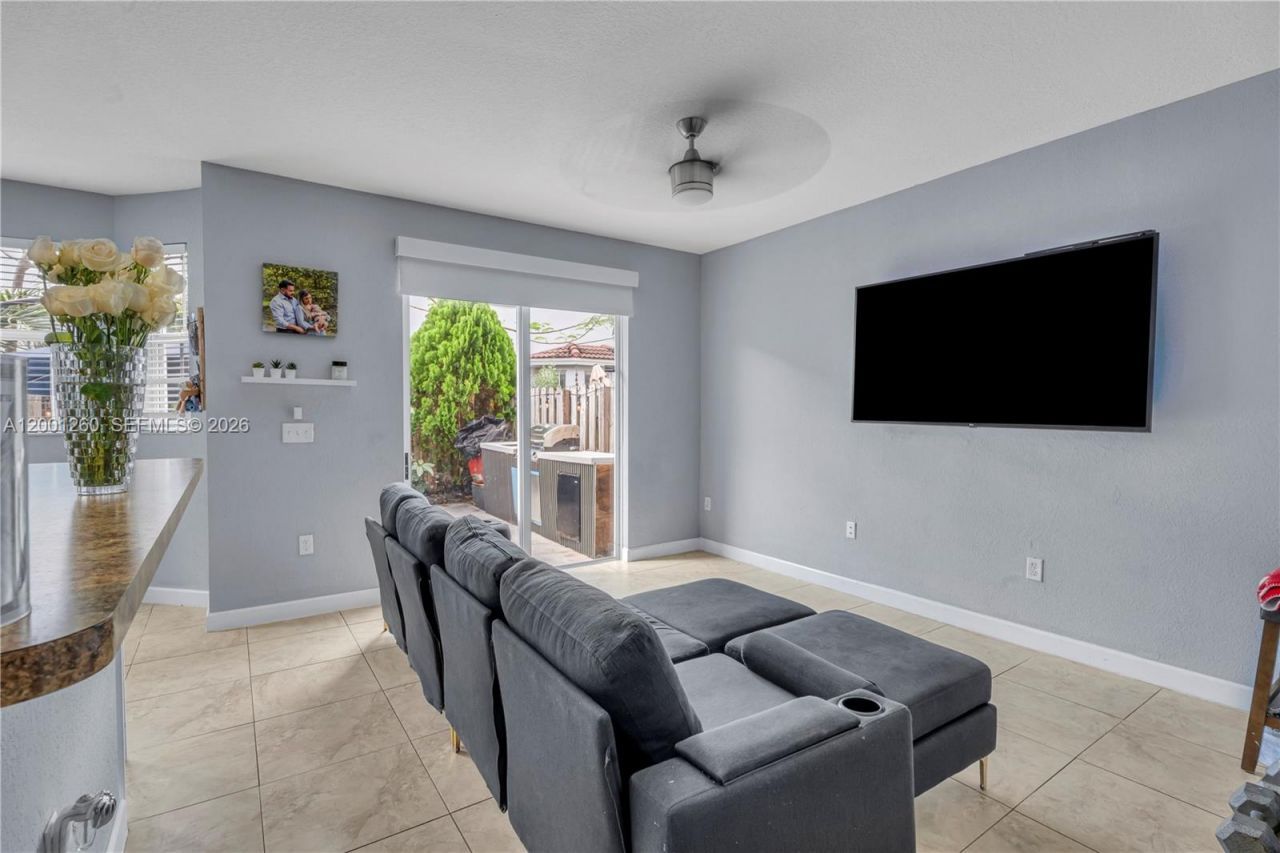 1024 NE 208th St, Miami, FL 33179 Photo