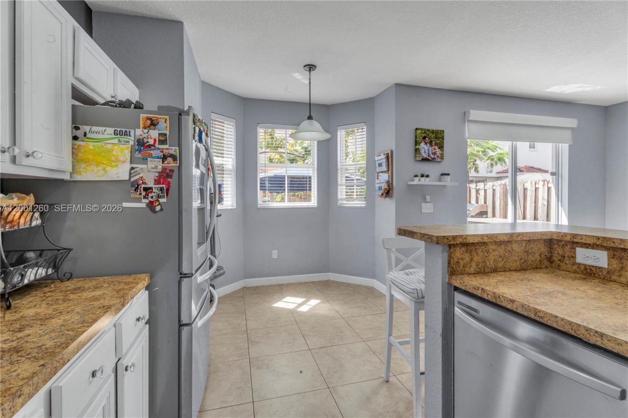 1024 NE 208th St, Miami, FL 33179 Photo