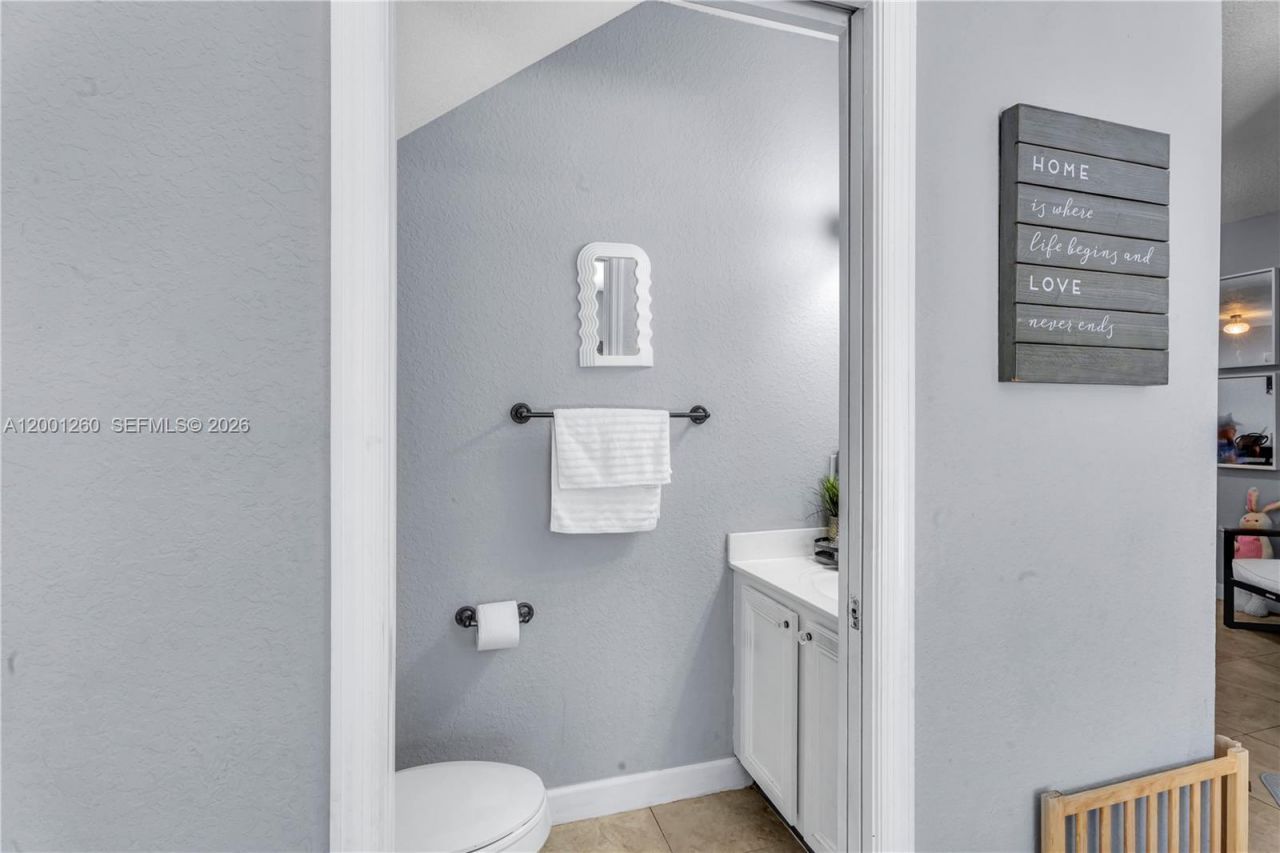 1024 NE 208th St, Miami, FL 33179 Photo