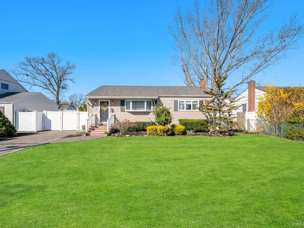 28 Saint Joseph Avenue , Ronkonkoma, NY 11779