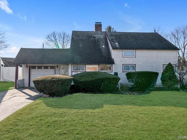 8 Straight Lane, Levittown, NY 11756