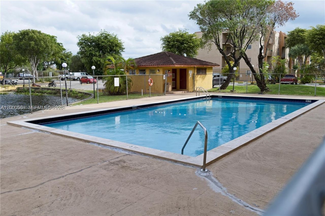 4717 NW 7th St, Unit 402-10, Miami, FL 33126 Photo