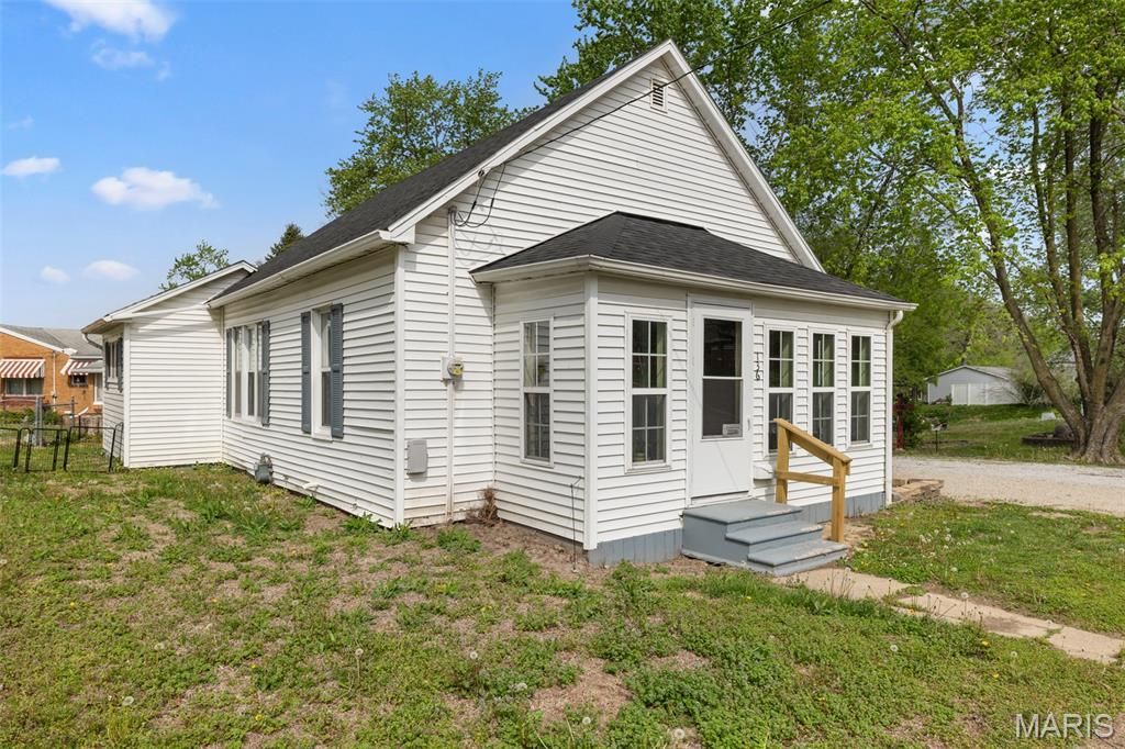 136 N Hamilton Street, Hillsboro, IL 62049 Main Photo